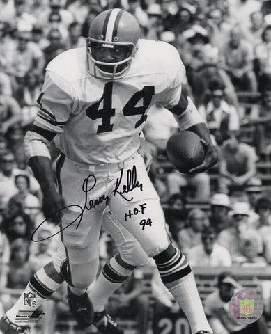 Leroy Kelly Signed Browns B&W With Football Action 8x10 Photo w/HOF'94 -(SS COA)
