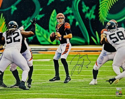JOE BURROW Autographed Bengals 'Pocket' 16" x 20" Photograph FANATICS