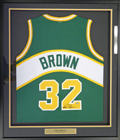 SONICS "DOWNTOWN" FRED BROWN AUTOGRAPHED FRAMED GREEN JERSEY MCS HOLO 107766