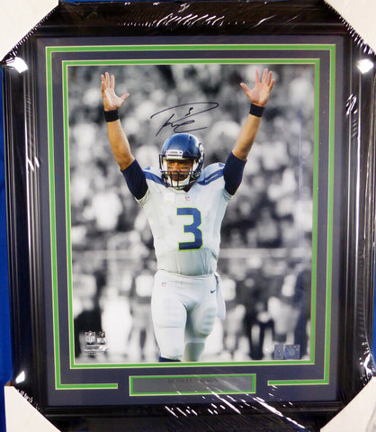 RUSSELL WILSON AUTOGRAPHED FRAMED 16X20 PHOTO SEATTLE SEAHAWKS RW HOLO 126673