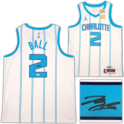 HORNETS LAMELO BALL AUTOGRAPHED WHITE NIKE SWINGMAN JERSEY SIZE L BECKETT 209486