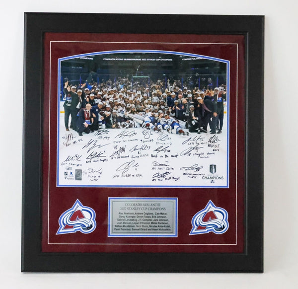 22 Cup Team Colorado Avalanche Autographed 16"x20" Framed Photo Fanatics COA