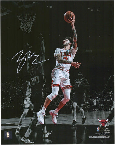 Lonzo Ball Chicago Bulls Signed 11x14 Passing Spotlight Photo