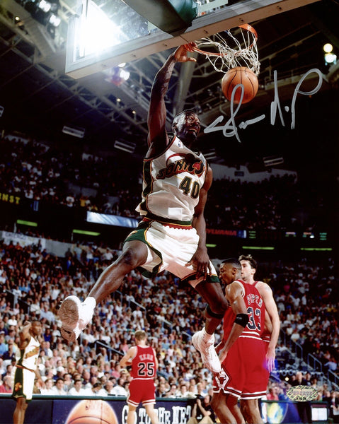SHAWN KEMP AUTOGRAPHED 8X10 PHOTO SUPERSONICS DUNK VS. BULLS MCS 202440