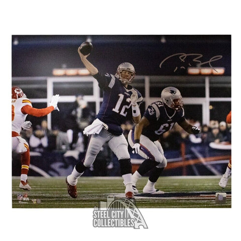Tom Brady Autographed New England 16x20 Photo - Fanatics (Throwing)