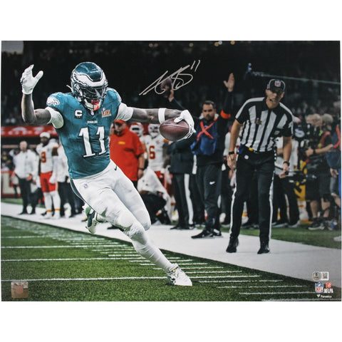 AJ Brown Autographed Philadelphia Eagles 16x20 Photo Beckett Witness 50169