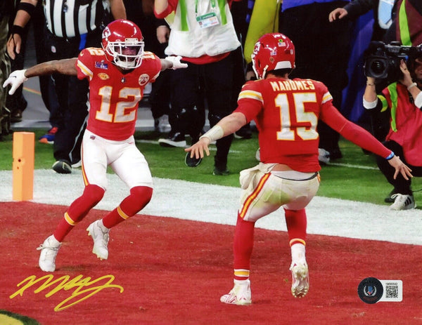 MECOLE HARDMAN SIGNED KANSAS CITY CHIEFS SUPER BOWL LVIII 8x10 PHOTO W/ MAHOMES
