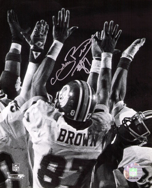 Charlie Brown Signed Washington Football Team Team High Five 8x10 Photo (SS COA)