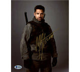 Manu Bennett Signed Arrow Unframed 8x10 Photo with "Slade" Inscription