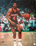 MIlw. Bucks SIDNEY MONCRIEF Signed 16x20 Photo #4 AUTO - 5 x All Star Retired #