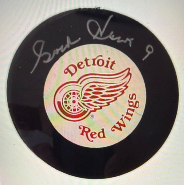 Gordie Howe Signed Detroit Red Wings Logo Puck (PSA) 23xNHL All Star / Died 2016