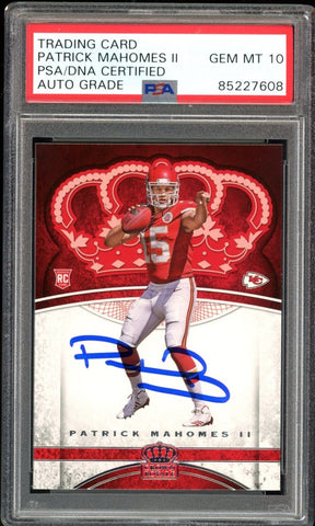 2017 Crown Royale #84 Patrick Mahomes RC Rookie On Card PSA/DNA Auto GEM MINT 10