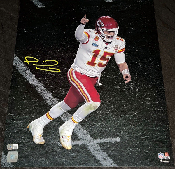 PATRICK MAHOMES SIGNED KANSAS CITY CHIEFS SUPER BOWL LVII 16x20 PHOTO BECKETT