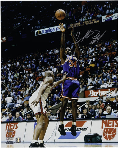 Charles Oakley New York Knicks Signed 16x20 Shooting vs. Milwaukee Bucks Photo