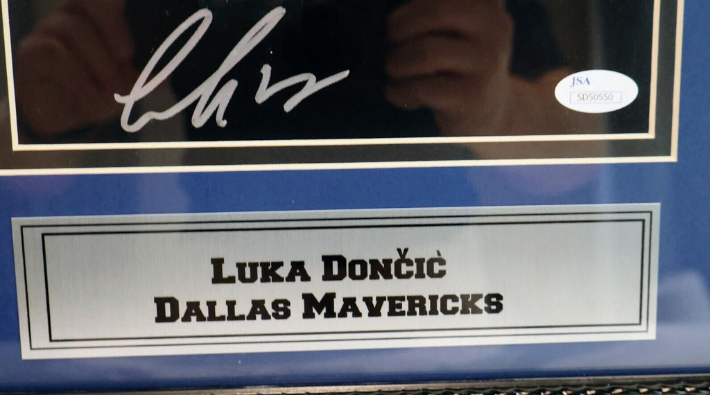 Photo 8 x 10 signée par Luka Doncic avec certificat d Photo 8 x 10 signée par Luka Doncic avec certificat d