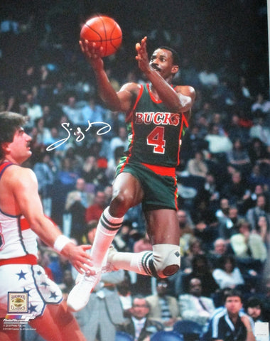 MIlw. Bucks SIDNEY MONCRIEF Signed 16x20 Photo #5 AUTO - Hall of Fame - 5 x AS