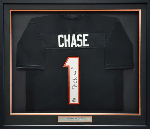 BENGALS JA'MARR CHASE AUTOGRAPHED SIGNED FRAMED BLACK JERSEY BECKETT QR 209467