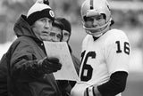 Tom Flores Signed Raiders Jersey (Beckett) Oakland Q.B. 1960-1966 / HOF 2021