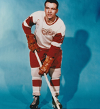 Norm Ullman Signed Detroit Red Wings Logo Puck (Beckett) NHL HOF 1982 / Center