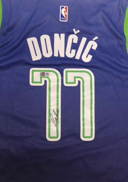 Dallas Mavericks Luka Doncic Autographed Blue Nike Jersey Beckett BAS #AE03919