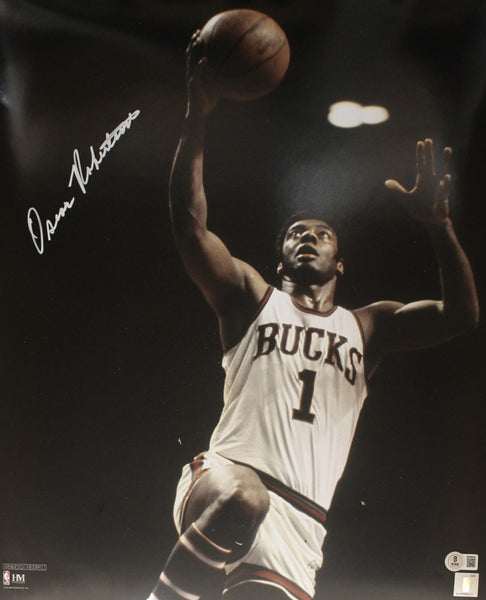 Oscar Robertson Autographed Milwaukee Bucks 16x20 Photo Beckett Witness 50332