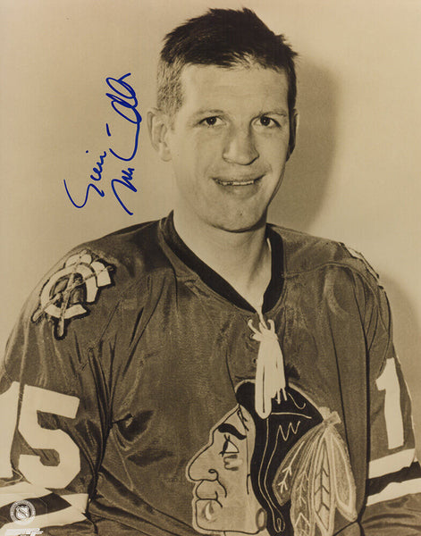 Eric Nestrenko Signed Blackhawks B&W Pose 8x10 Photo - (SCHWARTZ COA)