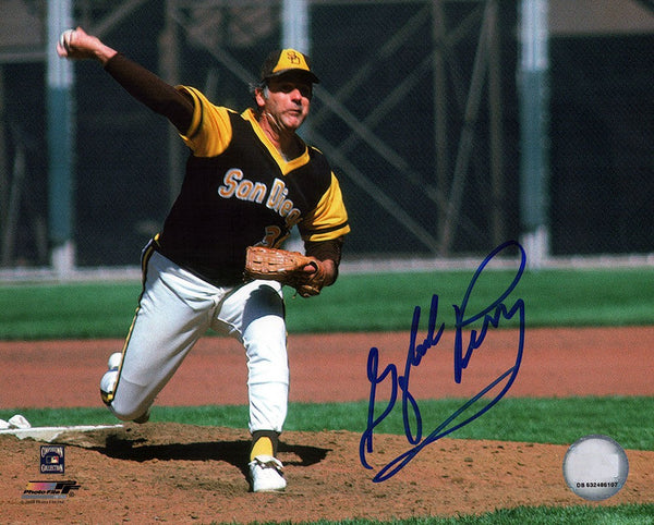 Gaylord Perry Signed San Diego Padres Pitching 8x10 Photo - (SCHWARTZ COA)
