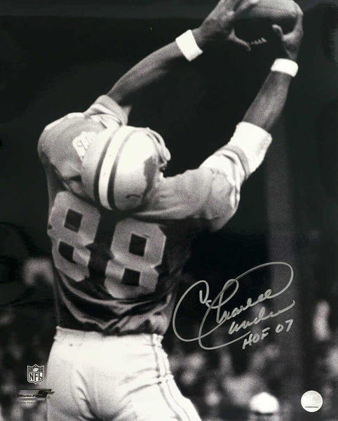 Charlie Sanders Signed Lions B&W Catching Football 16x20 Photo w/HOF'07 (SS COA)