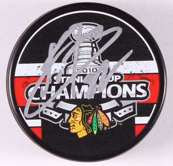 Kris Versteeg Signed Blackhawks 2010 Stanley Cup Logo Hockey Puck (Schwartz COA)