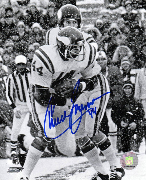 Chuck Foreman Signed Minnesota Vikings B&W Action 8x10 Photo - (SCHWARTZ COA)