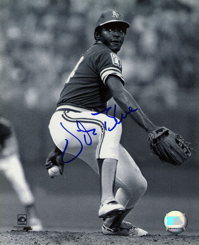 Vida Blue Signed Oakland A's B&W Pitching 8x10 Photo - (SCHWARTZ SPORTS COA)