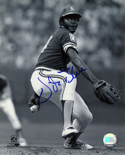 Vida Blue Signed Oakland A's B&W Pitching 8x10 Photo - (SCHWARTZ SPORTS COA)