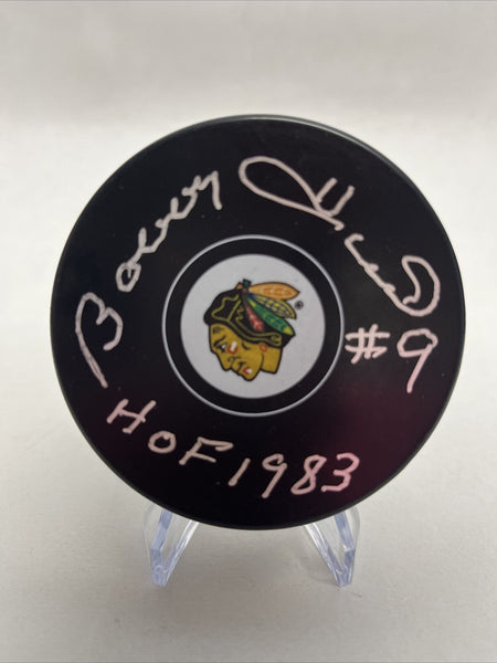 BOBBY HULL Signed Chicago BLACKHAWKS Puck + Beckett BAS & 1983 HOF Inscription