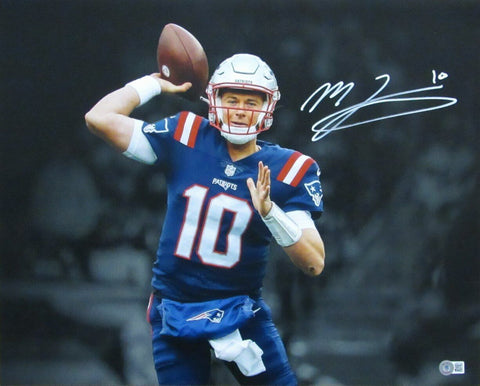 Mac Jones New England Patriots Signed/Autographed 16x20 Photo Beckett 166158