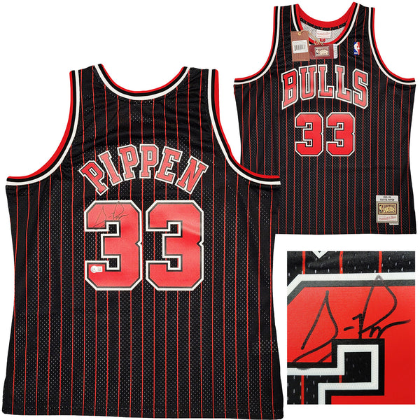BULLS SCOTTIE PIPPEN AUTOGRAPHED BLACK AUTHENTIC M&N JERSEY XL BECKETT 210848