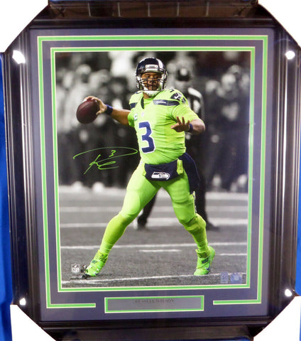 RUSSELL WILSON AUTOGRAPHED FRAMED 16X20 PHOTO SEAHAWKS COLOR RUSH RW 126674