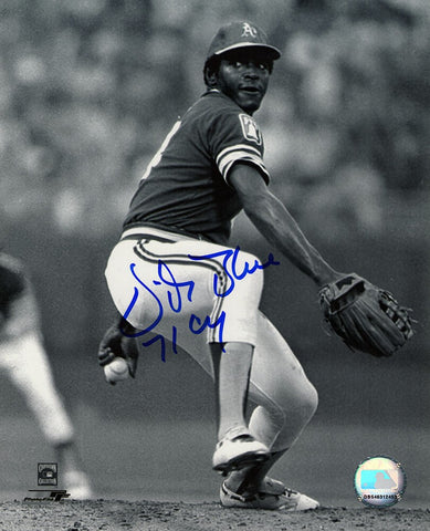 Vida Blue Signed Oakland A's B&W Pitching 8x10 Photo w/71 CY - (SCHWARTZ COA)