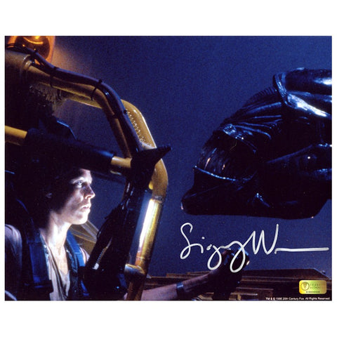 Sigourney Weaver Autographed 1986 Aliens Face Off 8x10 Photo