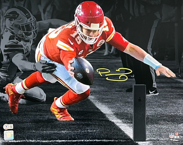 Patrick Mahomes Kansas City Chiefs Signed TD Dive Spotlight 16x20 Photo BAS