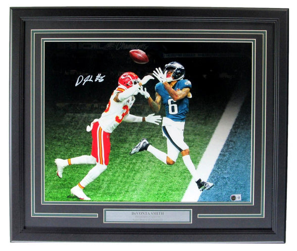 DeVonta Smith Autographed 16x20 Photo Eagles Framed Beckett 213528