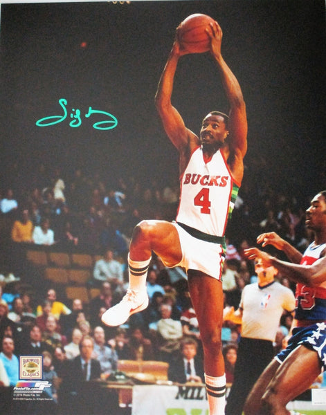 MIlw. Bucks SIDNEY MONCRIEF Signed 16x20 Photo #7 AUTO - Hall of Fame - 5 x AS