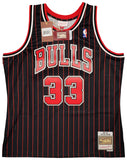 BULLS SCOTTIE PIPPEN AUTOGRAPHED BLACK AUTHENTIC M&N JERSEY XL BECKETT 210848