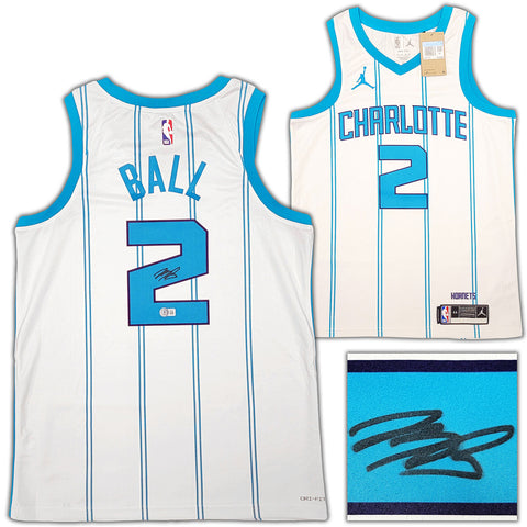 HORNETS LAMELO BALL AUTOGRAPHED WHITE NIKE SWINGMAN JERSEY SIZE M BECKETT 209485