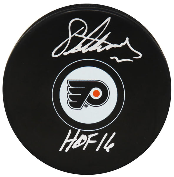 Eric Lindros Signed Philadelphia Flyers Logo Hockey Puck w/HOF'16 (SCHWARTZ COA)