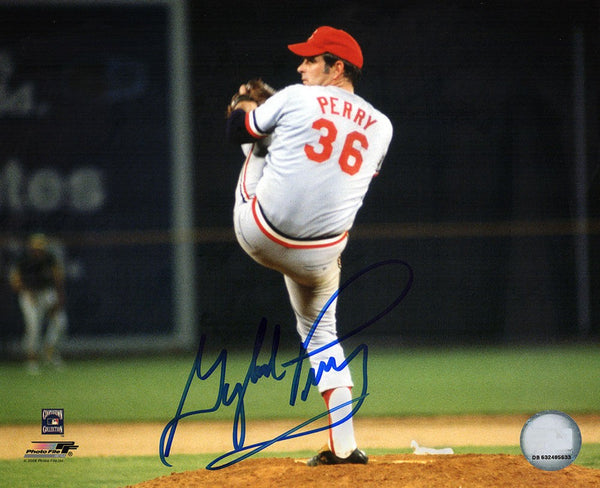 Gaylord Perry Signed Cleveland Indians Pitching 8x10 Photo - (SCHWARTZ COA)
