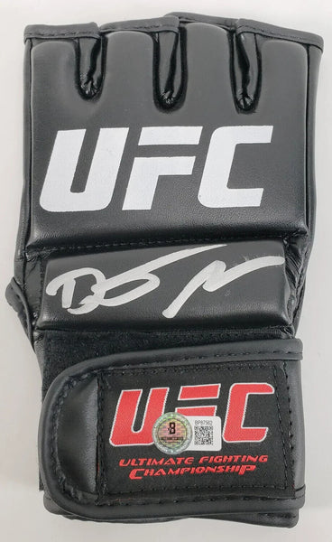 Dustin Poirier Signed UFC Glove (Beckett) MMA Record 30-9 / 15 by K.O Since 2009