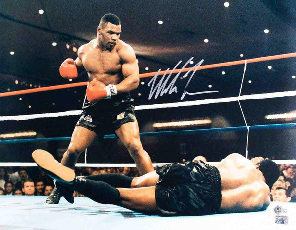Mike Tyson Signed Boxing 16x20 Photo (Beckett) Iron Mike / 44 Career TKO Wins !