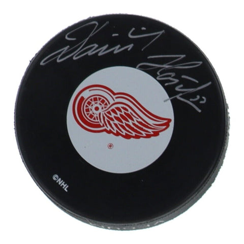 Dominik Hasek Signed Detroit Red Wing Logo Puck (Beckett) 2002 Stanley Cup Champ