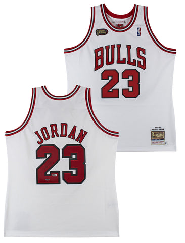 Bulls Michael Jordan Signed White 1997-98 M&N HWC Authentic Jersey BAS #AD04302