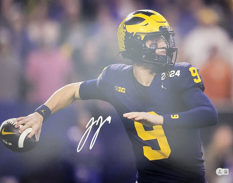 JJ MCCARTHY (MICHIGAN WOLVERINES) SIGNED 16X20 PHOTO - NATTY THROW - BECKETT QR